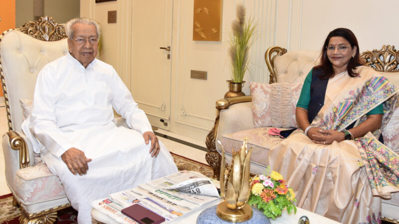 राज्यपाल श्री हरिचंदन से केंद्रीय राज्यमंत्री श्रीमती रेणुका सिंह ने की सौजन्य भेंट