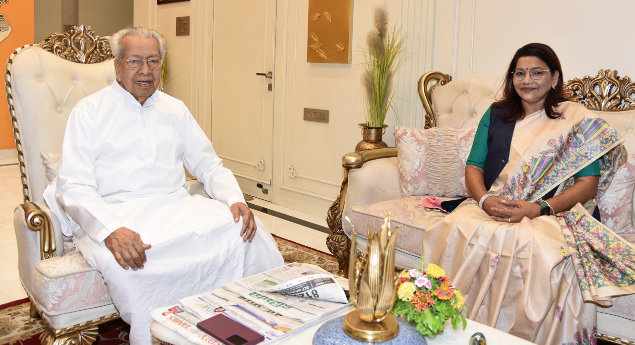राज्यपाल श्री हरिचंदन से केंद्रीय राज्यमंत्री श्रीमती रेणुका सिंह ने की सौजन्य भेंट