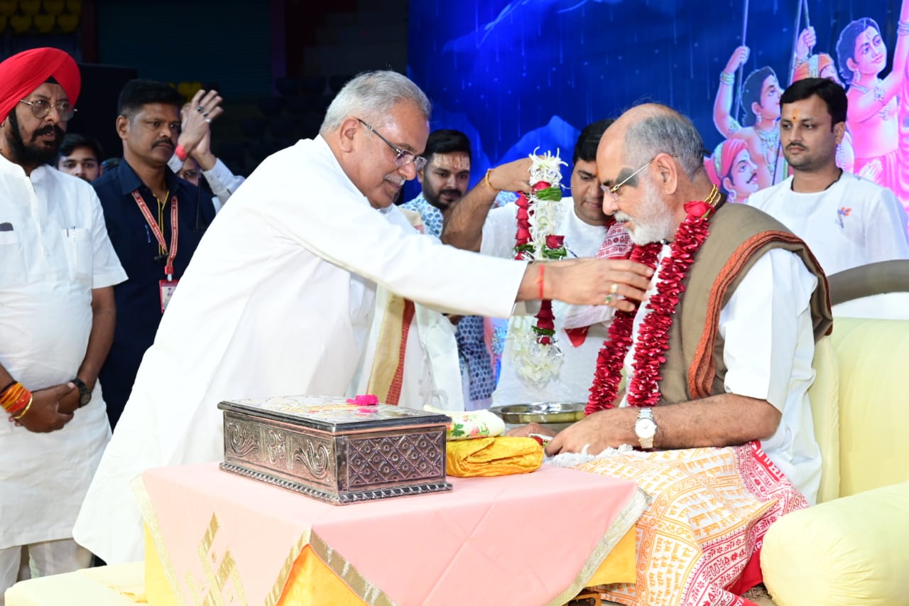 मुख्यमंत्री श्री भूपेश बघेल राजधानी रायपुर स्थित बलबीर सिंह जुनेजा इण्डोर स्टेडियम में आयोजित 108 पोथी श्रीमद भागवत कथा ज्ञान यज्ञ सप्ताह में शामिल हुए