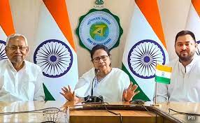 विपक्षी एकता की एक और कवायद, नीतीश से मिलकर ममता बोलीं- हम साथ-साथ हैं