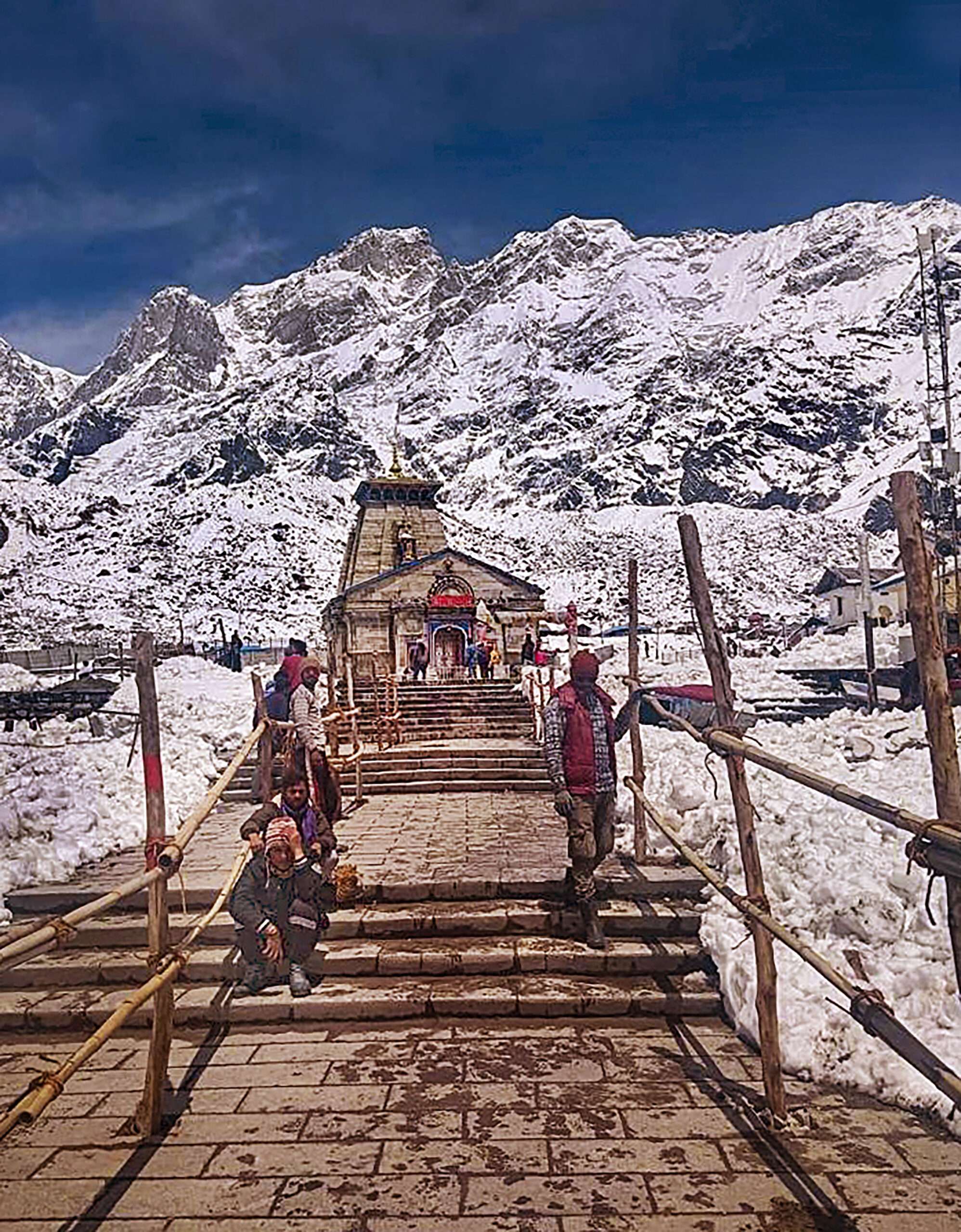 भीषण बर्फबारी… केदारनाथ के लिए रुका श्रद्धालुओं का पंजीकरण