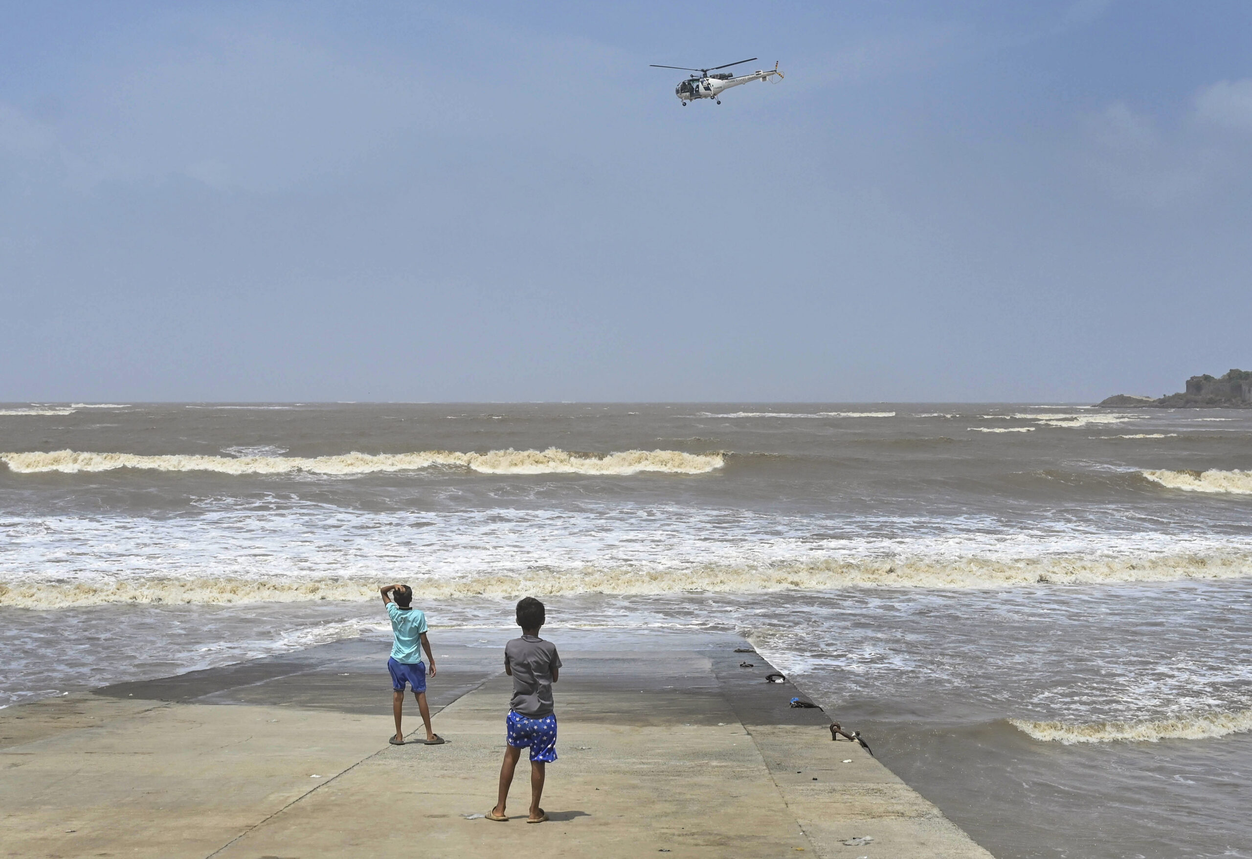 –चक्रवात ‘बिपारजॉय’ : तटीय इलाकों से 50 हजार को निकाला गया, रक्षा मंत्री ने की बैठक