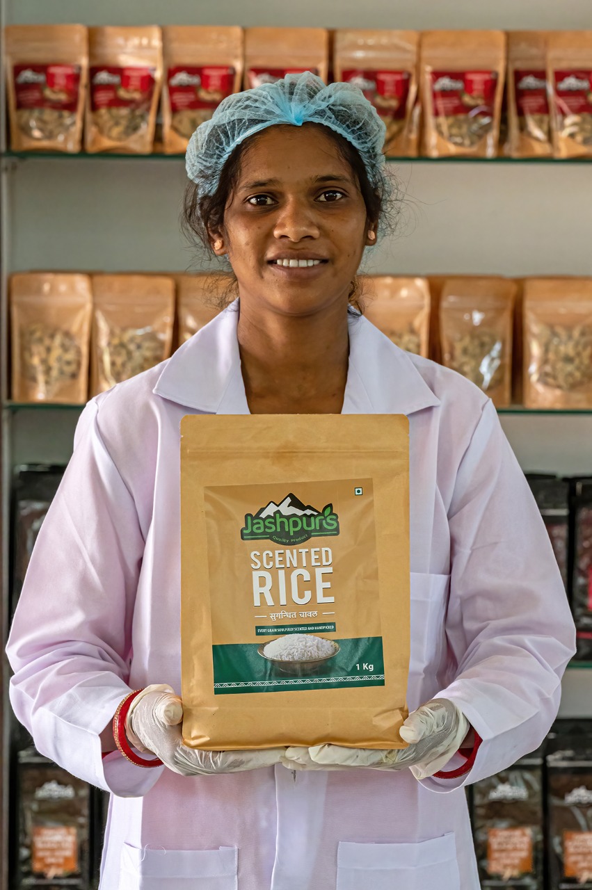 जशपुर के जीराफूल किस्म से तैयार किया जा रहा है पोषक चावल… पौष्टिकता से भरपूर है ढेकी कुटा चावल