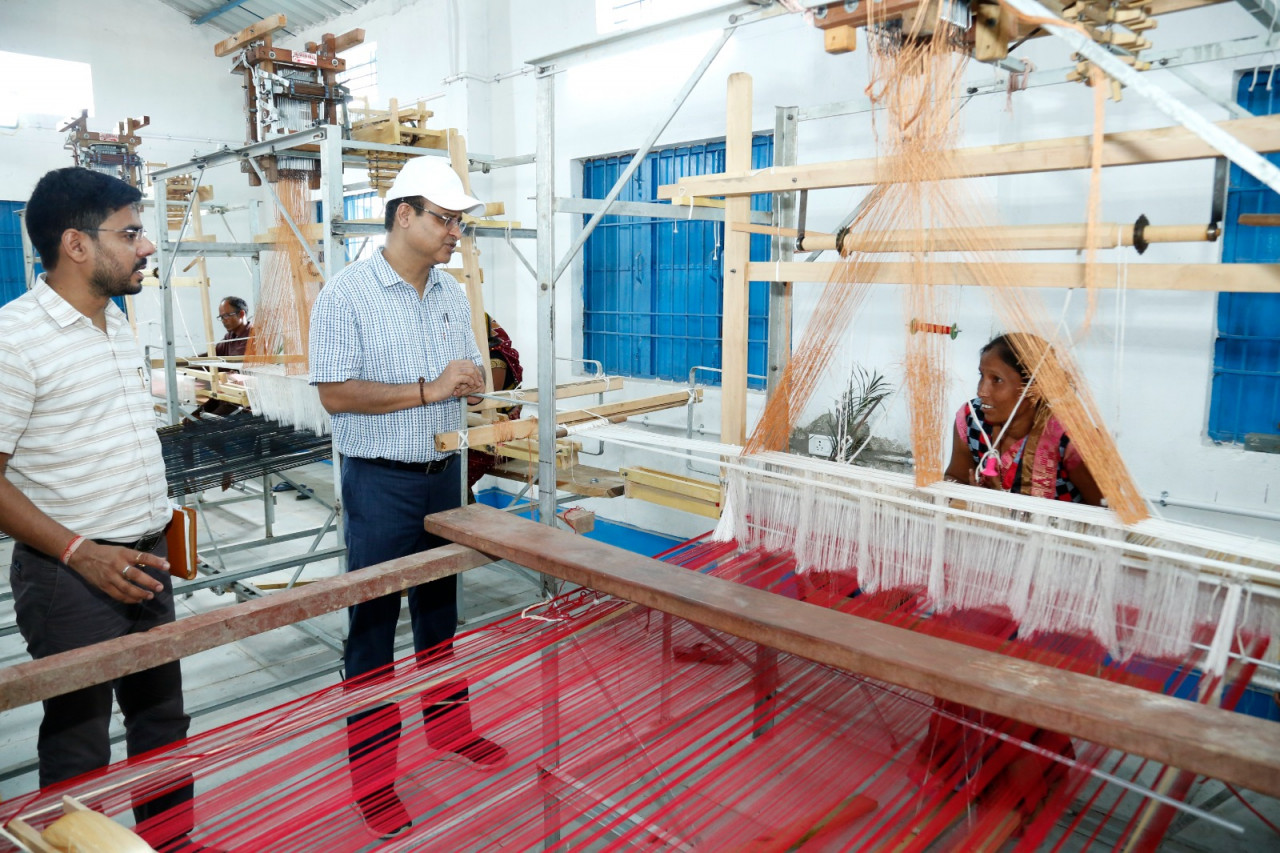 संबलपुरी पैटर्न की सुंदर साड़ियां बन रही रीपा में, अपने शानदार मोटिफ की वजह से छत्तीसगढ़ में भी काफी लोकप्रिय हैं इस पैटर्न की साड़ियां