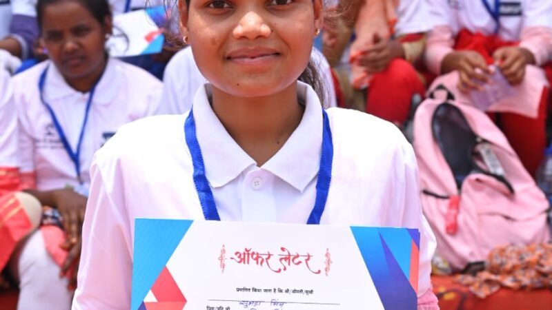 मुख्यमंत्री श्री भूपेश बघेल के हाथों बेरोजगारी भत्ता प्राप्त करने वाले 50 युवाओं को प्रशिक्षण के उपरांत मिला नियुक्ति प्रमाण पत्र