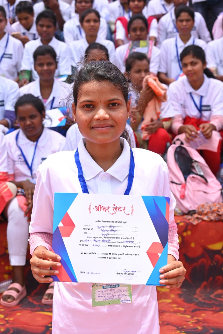 मुख्यमंत्री श्री भूपेश बघेल के हाथों बेरोजगारी भत्ता प्राप्त करने वाले 50 युवाओं को प्रशिक्षण के उपरांत मिला नियुक्ति प्रमाण पत्र