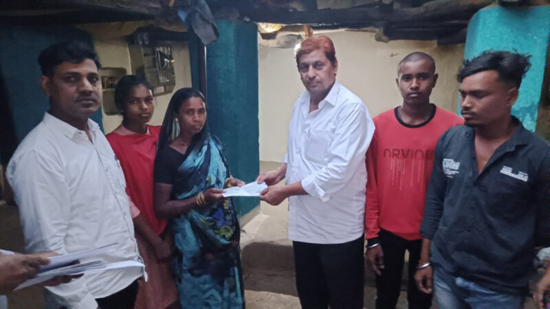 वन मंत्री श्री अकबर ने पांच विपत्तिग्रस्त परिवारों को 20 लाख रूपए का चेक वितरित किया