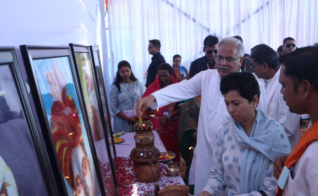 मुख्यमंत्री श्री बघेल दल्लीराजहरा में अखिल भारतीय हल्बा-हल्बी आदिवासी समाज के 83 वें स्थापना दिवस एवं प्रतिभा सम्मान समारोह में हुए शामिल