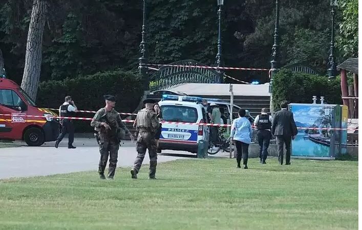 फ्रांस में सामूहिक चाकू हमला, 6 बच्चों समेत कई घायल, हमलावर गिरफ्तार