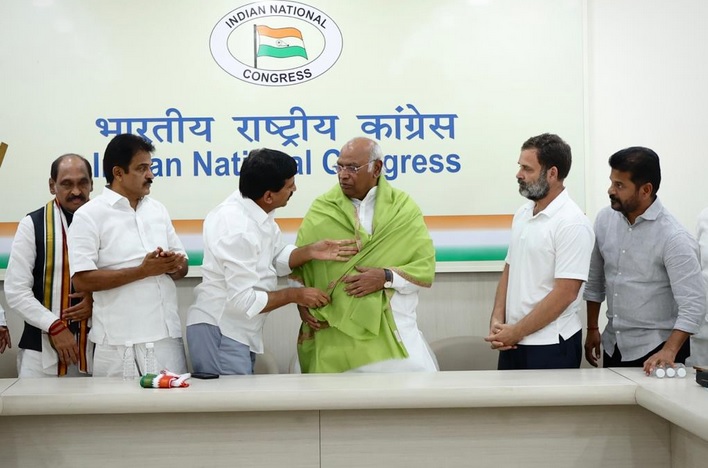 केसीआर को बड़ा झटका, पूर्व मंत्री, सांसद- विधायक समेत 35 नेता कांग्रेस में शामिल