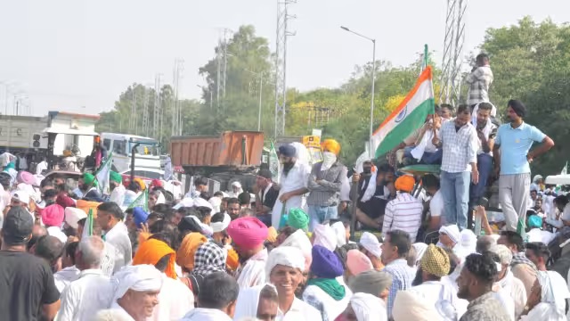 दिल्ली बार्डर पर कड़ा पहरा, भड़के किसान आज रोकेंगे रेल, कल भारत बंद का ऐलान