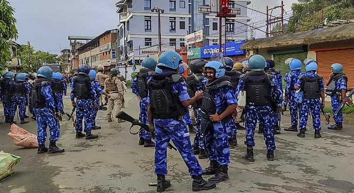 1200 महिलाओं का धावा, सेना ने छोड़ा 12 उग्रवादियों को