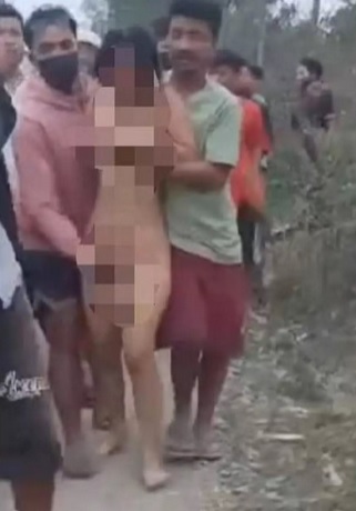 भीड़ ने नंगा कर घुमाया, खेत में किया गैंगरेप