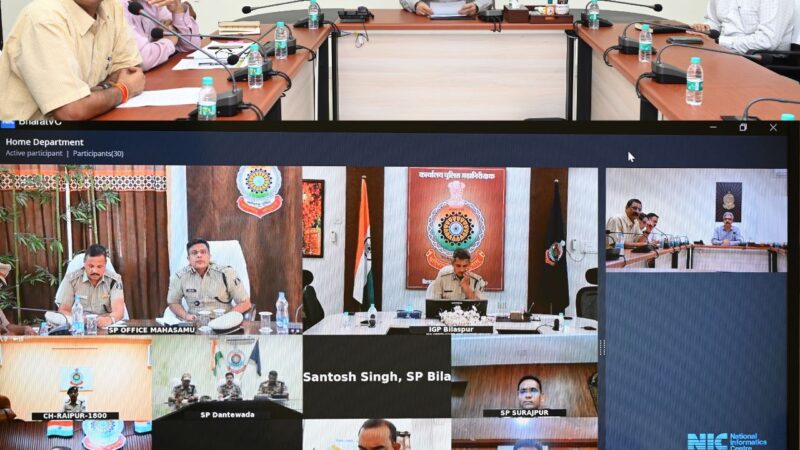 पुलिस महानिदेशक द्वारा पुलिस अधीक्षकों एवं पुलिस महानिरीक्षकों की वीडियो कांफ्रेंसिंग के माध्यम से ली गई बैठक