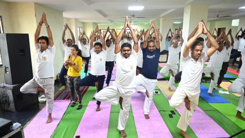 योग शिविर में प्राणायाम, आसन और योग दर्शन सीख रहे प्रतिभागी