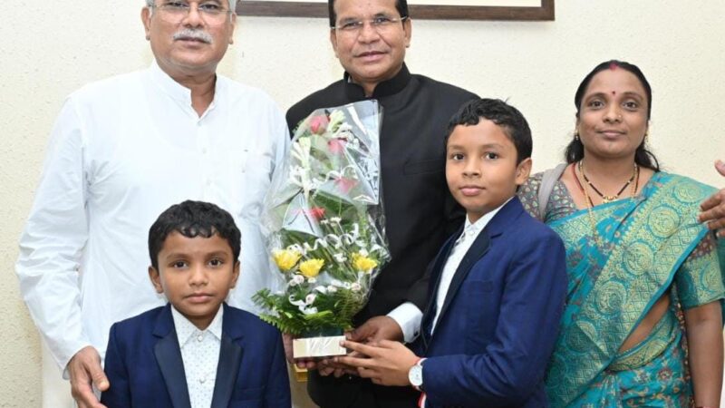 मुख्यमंत्री से नवनियुक्त मंत्री श्री मोहन मरकाम ने सपरिवार की सौजन्य मुलाकात