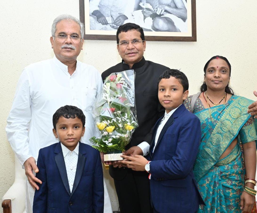 मुख्यमंत्री से नवनियुक्त मंत्री श्री मोहन मरकाम ने सपरिवार की सौजन्य मुलाकात