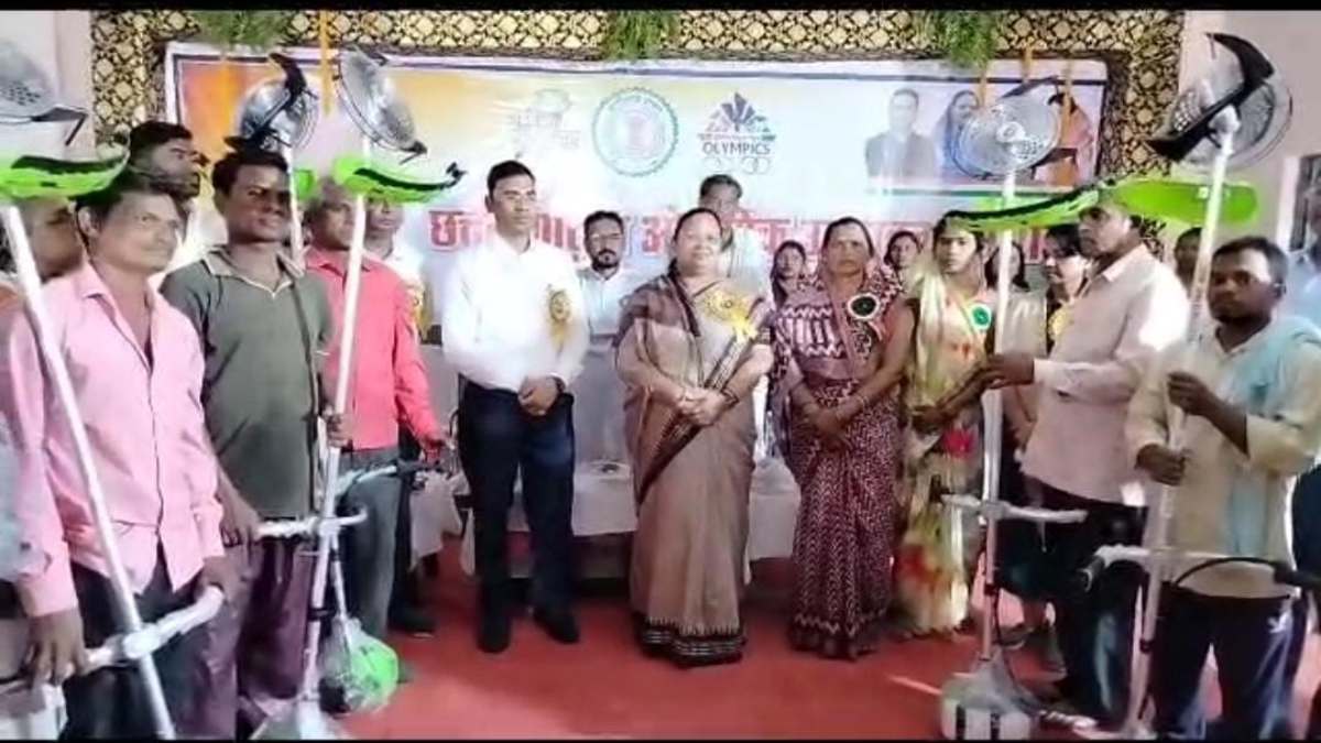 मंत्री अनिला भेड़िया ने छत्तीसगढ़िया ओलंम्पिक का किया शुभारंभ, बरसते पानी में किया वृक्षारोपण