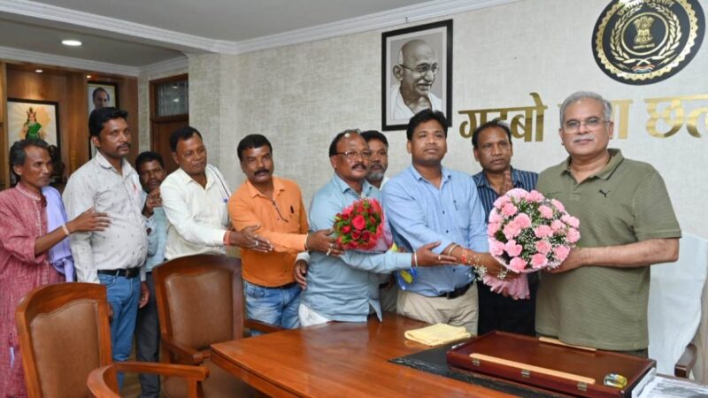 मुख्यमंत्री से सौंरा, गोंड़, बिझिया, उरांव, भुंजिया आदि समाज के प्रतिनिधियों ने की सौजन्य मुलाकात