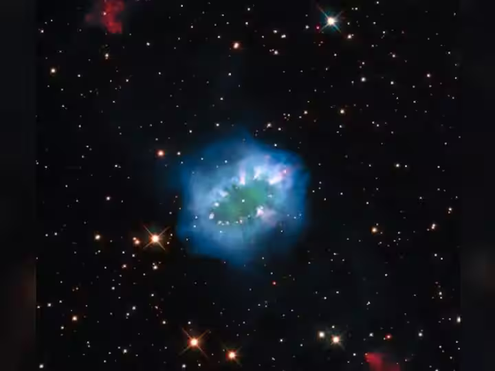 NASA ने दिखाई पृथ्वी से 15,000 लाइट इयर्स दूर की तस्वीर