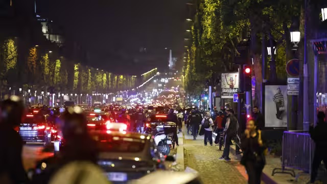 दंगाइयों ने मेयर के घर में घुसाई कार, बीवी-बच्चे घायल, 2800 गिरफ्तार