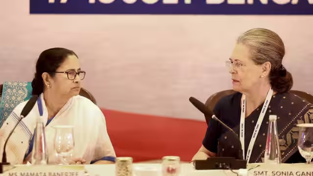 बातों में ऐसे खोईं सोनिया और ममता कि इंतजार करते रहे गए बाकी नेता