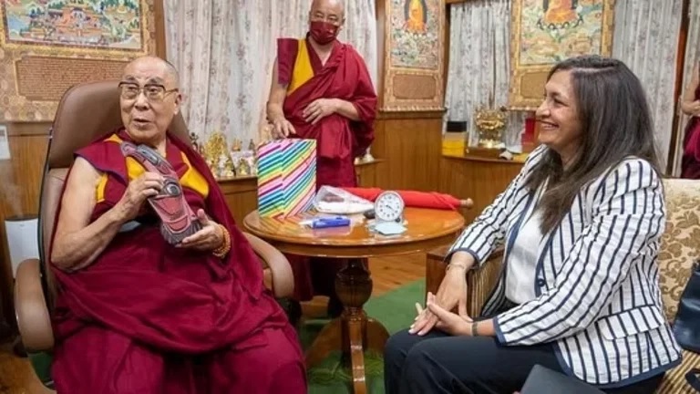 दिल्ली में दलाई लामा से मिलीं अमेरिकी अधिकारी, चीन भड़का