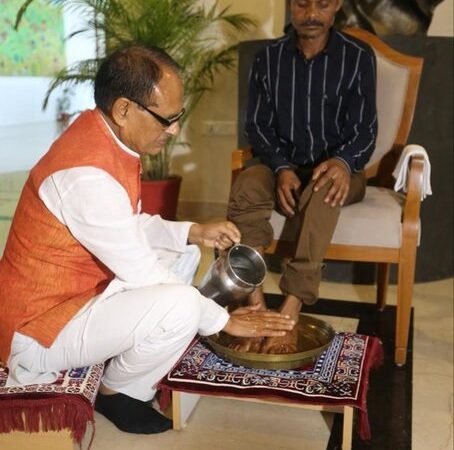 सीधी पेशाब कांड : सीएम शिवराज ने धोए पीड़ित के पैर, बताया सुदामा
