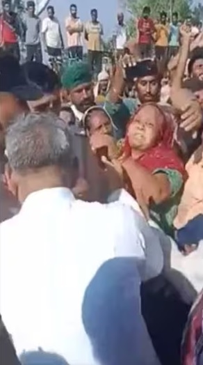 बाढ़ का जायजा लेने पहुंचे विधायक को महिला ने जड़ा थप्पड़, शिकायत दर्ज