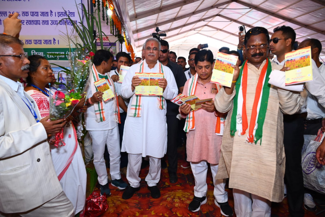 मुख्यमंत्री श्री भूपेश बघेल विश्व आदिवासी दिवस पर सरगुजा जिले के सीतापुर में आय़ोजित कार्यक्रम में हुए शामिल