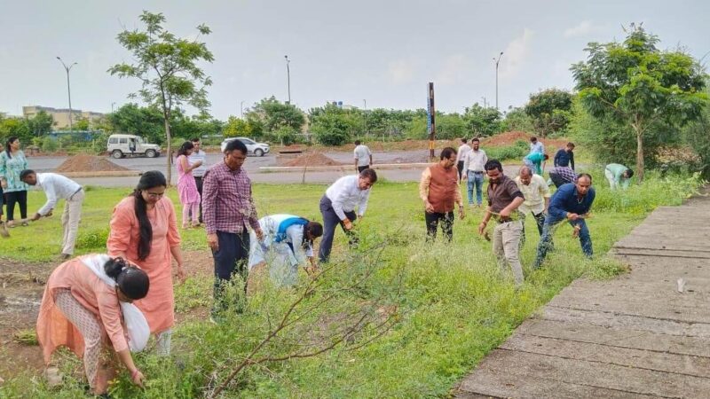 राज्य सूचना आयोग के अधिकारी-कर्मचारियों ने किया श्रमदान