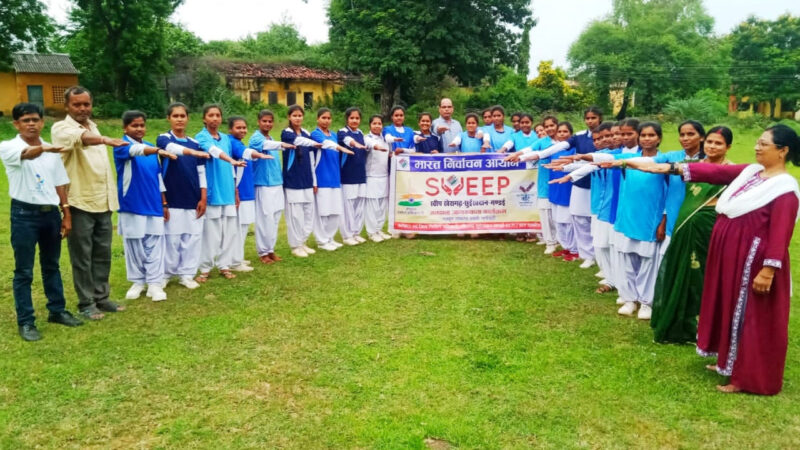 मानव श्रृंखला बनाकर लिया गया मतदान का संकल्प