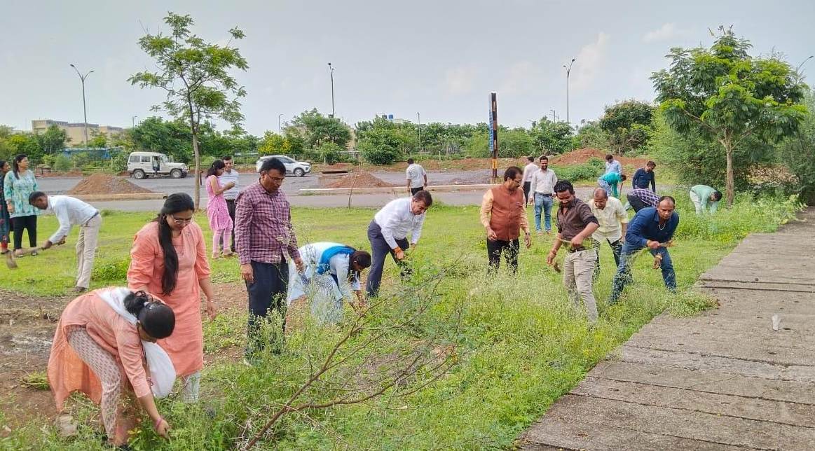 राज्य सूचना आयोग के अधिकारी-कर्मचारियों ने किया श्रमदान