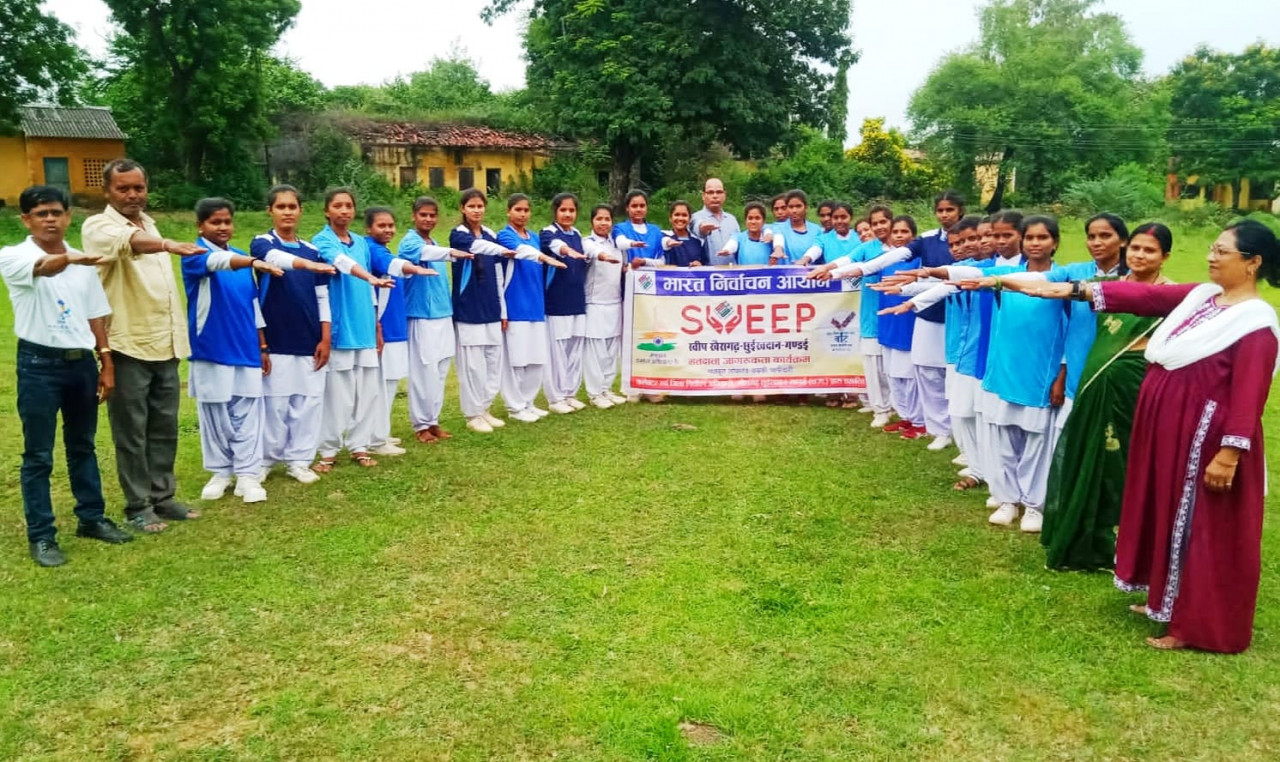 मानव श्रृंखला बनाकर लिया गया मतदान का संकल्प