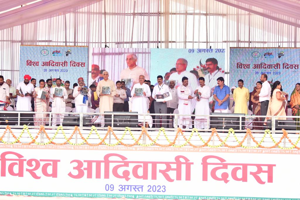 मुख्यमंत्री श्री बघेल ने कांगेर घाटी राष्ट्रीय उद्यान के 15 गुफाओं पर आधारित कॉफी टेबल बुक का किया विमोचन