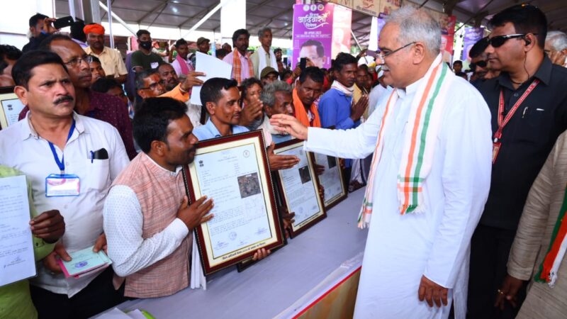 मुख्यमंत्री श्री भूपेश बघेल ने अनुसूचित जनजाति समुदाय के विशिष्ट प्रतिभाओं का किया सम्मान