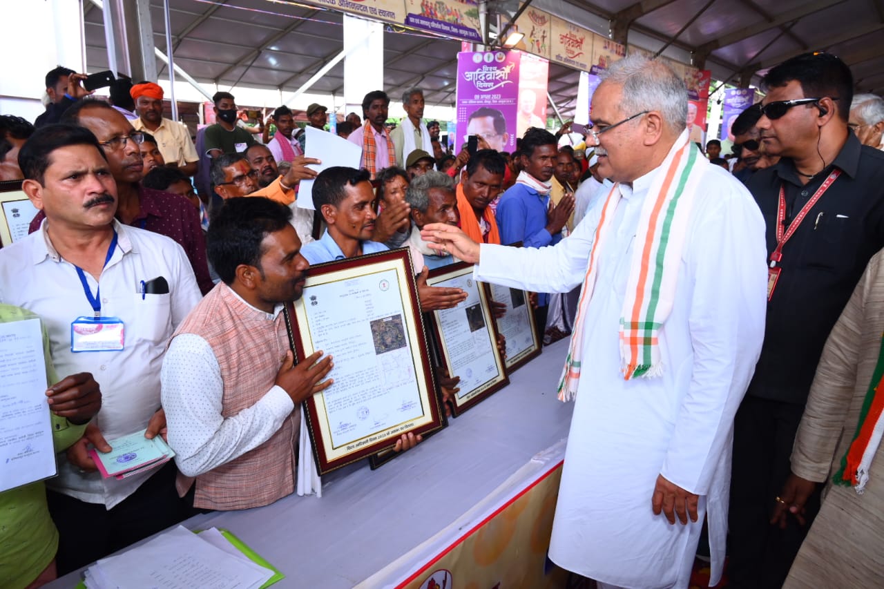 मुख्यमंत्री श्री भूपेश बघेल ने अनुसूचित जनजाति समुदाय के विशिष्ट प्रतिभाओं का किया सम्मान