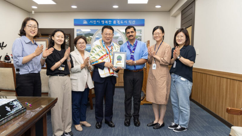 जब छत्तीसगढ़ के राजकीय गमछे के साथ नजर आए कोरिया के इक्सन सिटी के मेयर