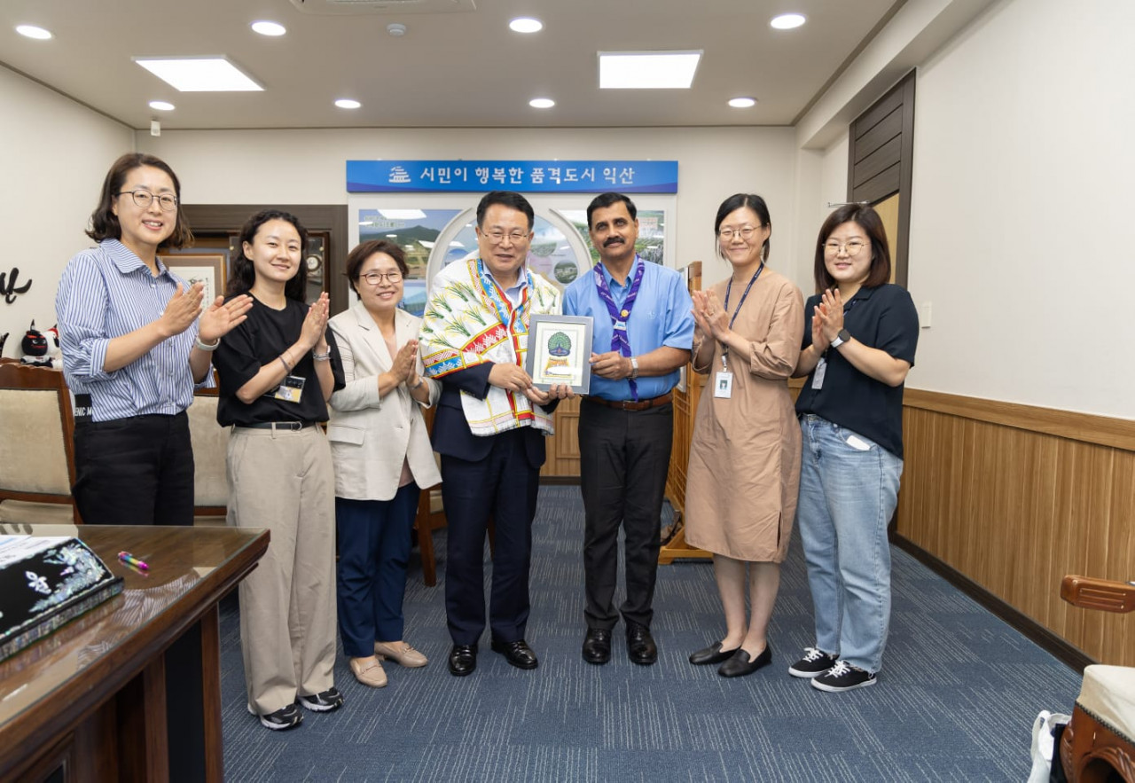 जब छत्तीसगढ़ के राजकीय गमछे के साथ नजर आए कोरिया के इक्सन सिटी के मेयर