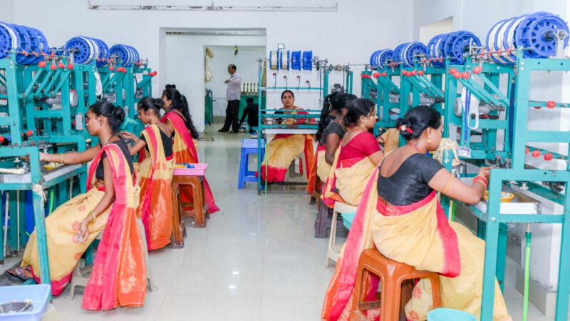 रेशम की डोर से महिलाएं समृद्धि की ओर… रीपा में महिलाओं को मिल रहा रोजगार