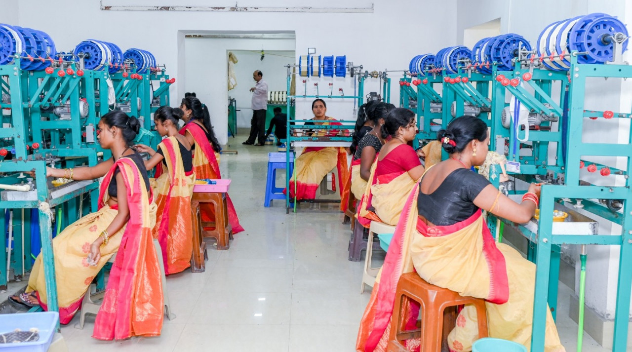 रेशम की डोर से महिलाएं समृद्धि की ओर… रीपा में महिलाओं को मिल रहा रोजगार
