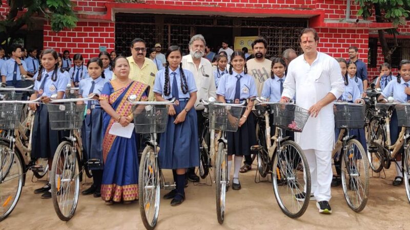 संसदीय सचिव श्री विकास उपाध्याय द्वारा छात्राओं को सायकल वितरित