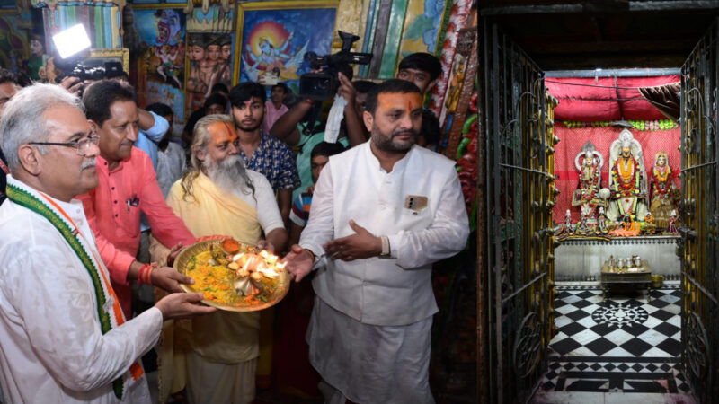 मुख्यमंत्री ने दूधाधारी मठ में पूजा अर्चना कर प्रदेशवासियों के लिए सुख-शांति,समृद्धि और खुशहाली की कामना की