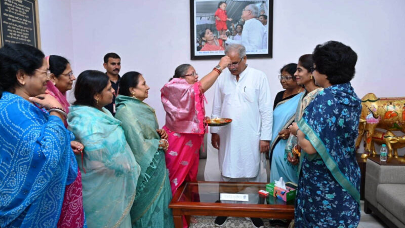 मुख्यमंत्री श्री भूपेश बघेल की कलाई पर सजी गोबर और धान से बनी राखी