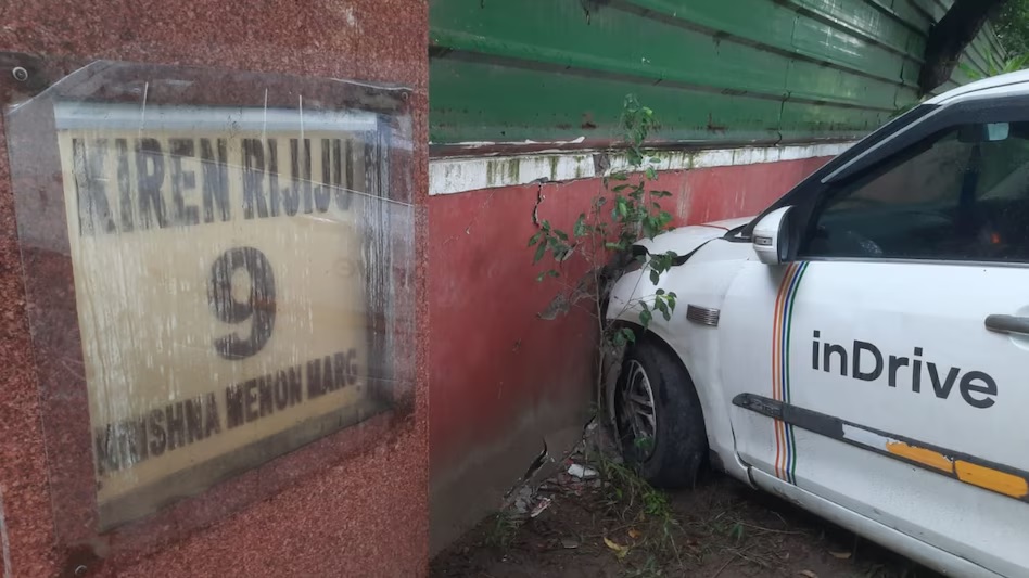 केंद्रीय मंत्री रिजिजू के सरकारी बंगले पर कैब ने मारी टक्कर