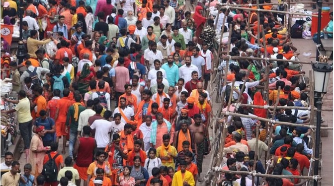 सावन के अंतिम सोमवार पर भगवान भोलेनाथ की हुई देशभर में अर्चना… विश्वनाथ धाम में  7 लाख भक्तों ने किए दर्शन