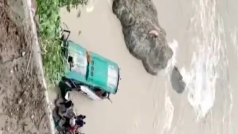 राजस्थान से तीर्थयात्रियों को नेपाल ले जा रही बस खाई में गिरी, 7 की मौत