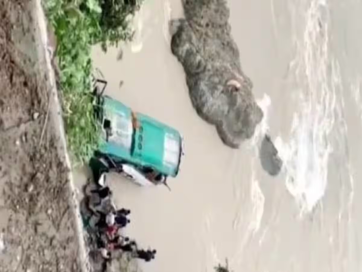 राजस्थान से तीर्थयात्रियों को नेपाल ले जा रही बस खाई में गिरी, 7 की मौत