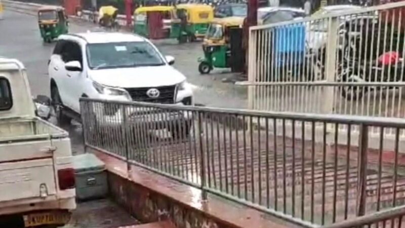 ट्रेन पकड़ने की जल्दबाजी, मंत्री ने स्टेशन में घुसा दी कार