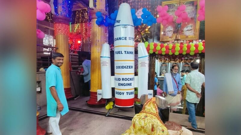 कहीं हवन-पूजन, गंगा आरती तो कहीं नमाज